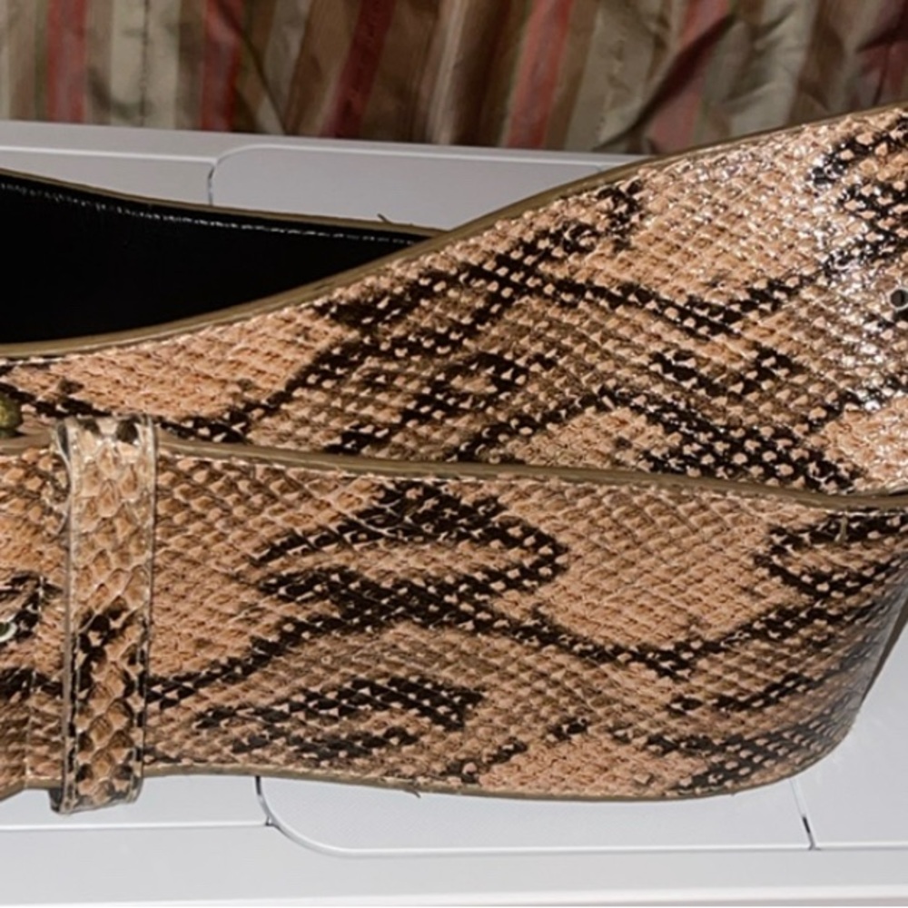 Slithering snake? No it’s faux! Sz small. 3 inches wide great condition. 30 long